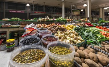 Coimbra, Portekiz - Nisan 2018: yerel pazarda turşu ve taze sebze