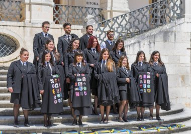 Coimbra, Portekiz - Nisan 2018: Üniversite avlusunda mezunlar grubu