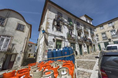 Coimbra, Portekiz - Nisan 2018: Eski kasabanın sokaklarında benzin kamyonu