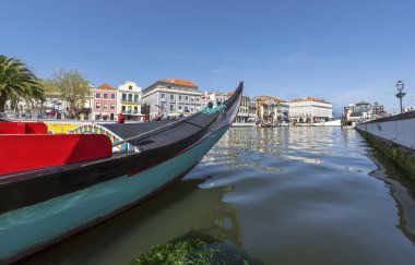 Aveiro, Portekiz - Nisan 2018: güneşli bir günde şehir kanallarında