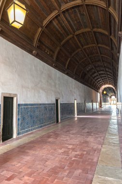 Tomar, Portekiz - Nisan 2018: İsa Manastırı koridorlarında