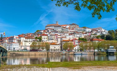 Mondegu nehrinin aşağısındaki Coimbra 'nın görüntüsü