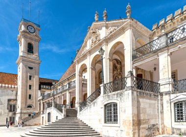 Portekiz 'deki Coimbra Üniversitesi cephesine bakın