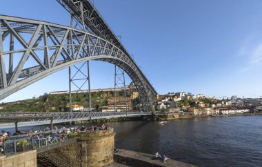 I. Luis 'in Douro nehri üzerindeki köprü manzarası. Porto, Portekiz