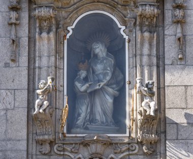 Şehrin sokaklarında mimari bir parça. Porto, Portekiz