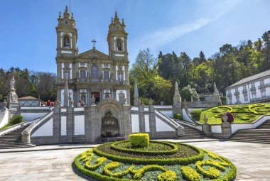 Güneşli bir günde Bom Jesus 'un Monte katedralini seyret. Braga, Portekiz