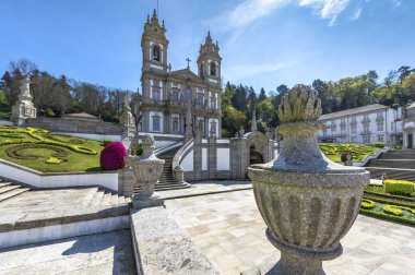 Güneşli bir günde Bom Jesus 'un Monte katedralini seyret. Braga, Portekiz
