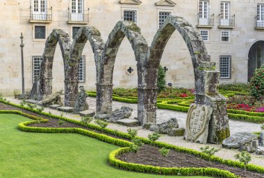 Braga şehir parkında eski kemerler