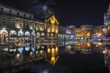 Gece Central City Meydanı 'na bakın. Braga, Portekiz