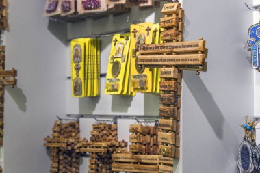 Kudüs, İsrail - Kasım 2018: Dinler şehir dükkanlarından birinde hediyelik eşya satıyor