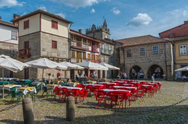 Güneşli bir günde Guimaraes 'de yürümek. Portekiz