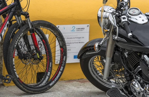 Bicyclettes Motocycles Sur Parking Campagne Portugaise — Photo