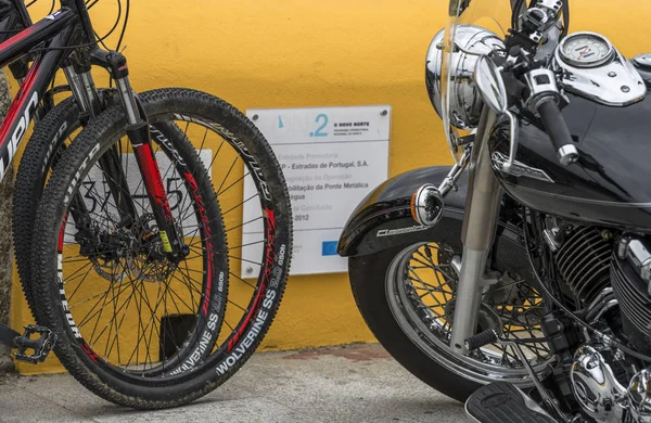 Bicicletas Motocicletas Aparcamiento Campo Portugués —  Fotos de Stock