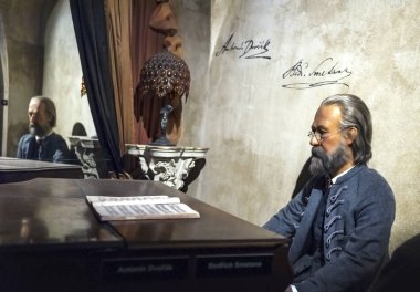 Prag, Çek Cumhuriyeti - Aralık 2018: Madame Tussauds müzesinde Bedrich Smetana balmumu figürü