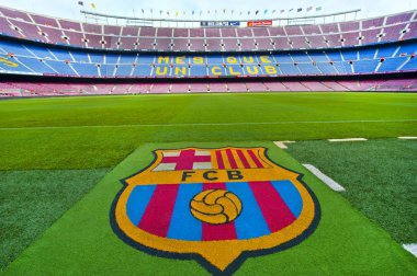 Barselona, İspanya - Mart 2015: Camp Nou grass'ta kulüp amblemi