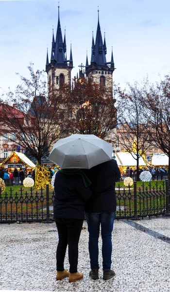 Prag Çek Cumhuriyeti Aralık 2018 Staromestska Meydanı Nda Şemsiye Altındaki — Stok fotoğraf