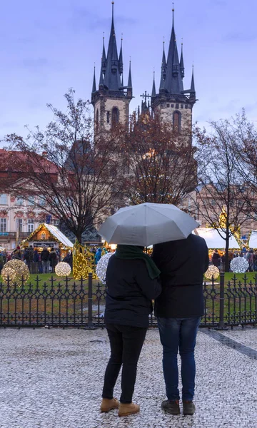 Prag Çek Cumhuriyeti Aralık 2018 Staromestska Meydanı Nda Şemsiye Altındaki — Stok fotoğraf