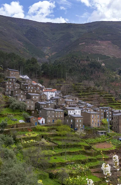 Portekiz 'in eski Piodao köyünün geleneksel şist evleri