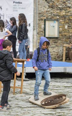 Portekiz 'in eski Piodao köyünün merkez meydanında bir zamanlar obce oyunları