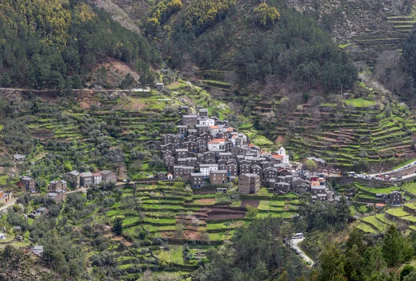 Portekiz 'in eski Piodao köyünün geleneksel şist evleri