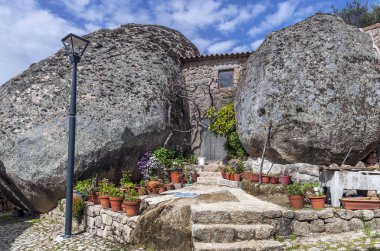 Portekiz 'in Monsanto köyünde manzara