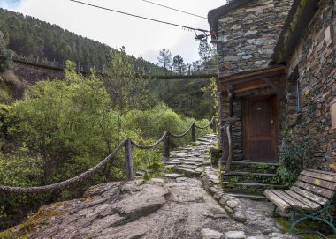 Portekiz 'in Piodao köyünün eteklerindeki eski şist evler.