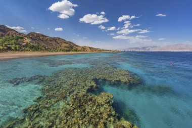 İsrail 'in Eilat kentindeki Kızıl Deniz manzaralı