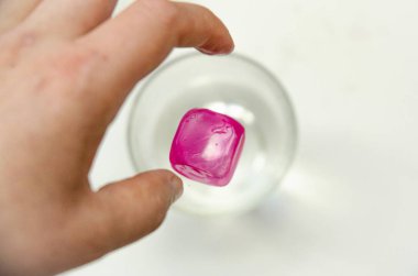 Renkli buz küplerinden su sıçraması.