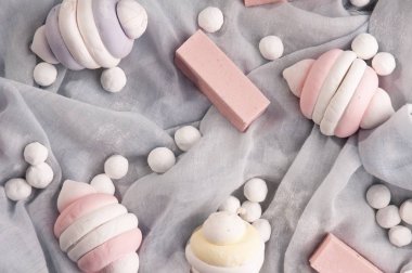 Tatlı olarak marşmelov, şeker ve şeker..