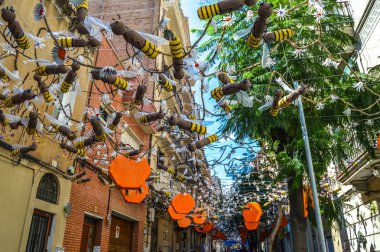 Fiesta Major de Gracia, Calle Fraternitat de Dalt, Barcelona 2018. Calle Fraternitat de Dalt adornado durante Fiesta Major de Gracia, Barcelona 2018