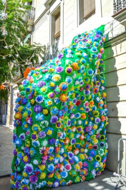 Fiesta Major de Gracia, Calle Fraternitat de Dalt, Barcelona 2018. Calle Fraternitat de Dalt adornado durante Fiesta Major de Gracia, Barcelona 2018