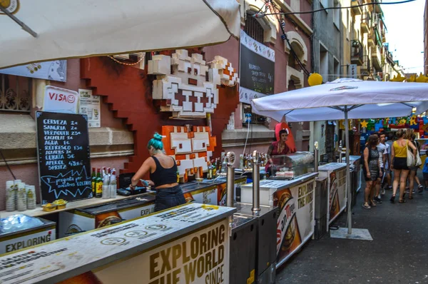 Fiesta Major de Gracia, Calle Mozart, Barselona 2018. Calle Mozart adornado durante Fiesta Major de Gracia, Barcelona 2018