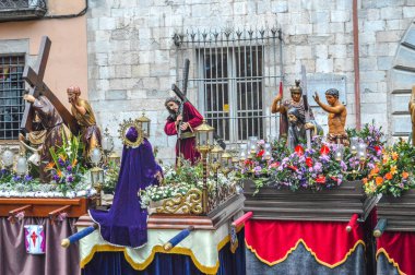 Girona, İspanya'da Kutsal Hafta. Girona Kutsal Defin alayı ve manaies geçit töreni.