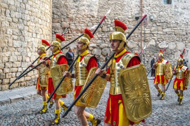 Girona, İspanya'da Kutsal Hafta. Girona Kutsal Defin alayı ve manaies geçit töreni.
