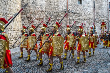 Girona, İspanya'da Kutsal Hafta. Girona Kutsal Defin alayı ve manaies geçit töreni.