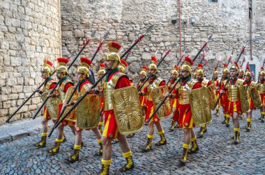 Girona, İspanya'da Kutsal Hafta. Girona Kutsal Defin alayı ve manaies geçit töreni.