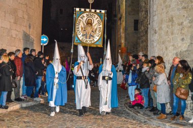 Girona, İspanya'da Kutsal Hafta. Girona Kutsal Defin alayı ve manaies geçit töreni.