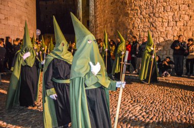 Girona, İspanya'da Kutsal Hafta. Girona Kutsal Defin alayı ve manaies geçit töreni.
