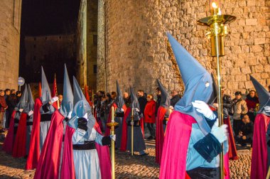 Girona, İspanya'da Kutsal Hafta. Girona Kutsal Defin alayı ve manaies geçit töreni.