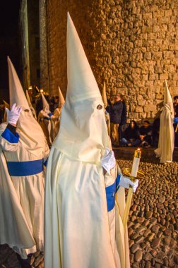 Girona, İspanya'da Kutsal Hafta. Girona Kutsal Defin alayı ve manaies geçit töreni.