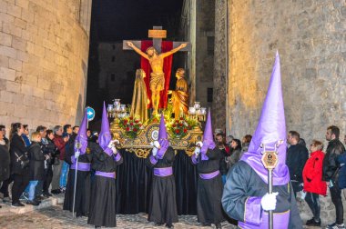 Girona, İspanya'da Kutsal Hafta. Girona Kutsal Defin alayı ve manaies geçit töreni.