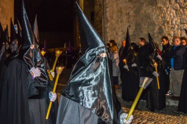 Girona, İspanya'da Kutsal Hafta. Girona Kutsal Defin alayı ve manaies geçit töreni.