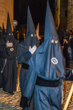 Girona, İspanya'da Kutsal Hafta. Girona Kutsal Defin alayı ve manaies geçit töreni.