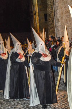 Girona, İspanya'da Kutsal Hafta. Girona Kutsal Defin alayı ve manaies geçit töreni.