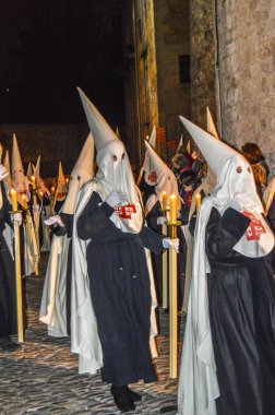 Girona, İspanya'da Kutsal Hafta. Girona Kutsal Defin alayı ve manaies geçit töreni.