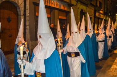 Girona, İspanya'da Kutsal Hafta. Girona Kutsal Defin alayı ve manaies geçit töreni.