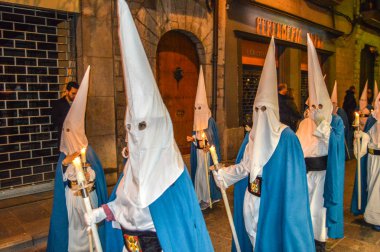 Girona, İspanya'da Kutsal Hafta. Girona Kutsal Defin alayı ve manaies geçit töreni.