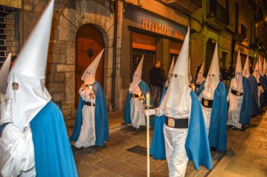 Girona, İspanya'da Kutsal Hafta. Girona Kutsal Defin alayı ve manaies geçit töreni.