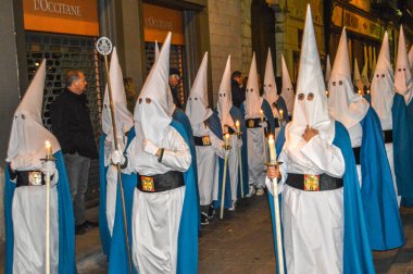 Girona, İspanya'da Kutsal Hafta. Girona Kutsal Defin alayı ve manaies geçit töreni.