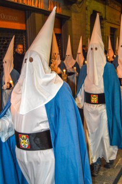 Girona, İspanya'da Kutsal Hafta. Girona Kutsal Defin alayı ve manaies geçit töreni.